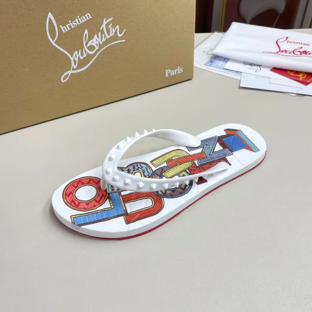 [CL red sole shoes] P: 280💰 size 38-45 Men’s classic slippers, made on the official website 1:1, the original factory specializes in original materials ➖ OEM 3D printing pattern production ➖ Original ultra-light anti-slip outsole. Super fashionable and super comfortable, handsome on the feet, a must-have for men in summer! !